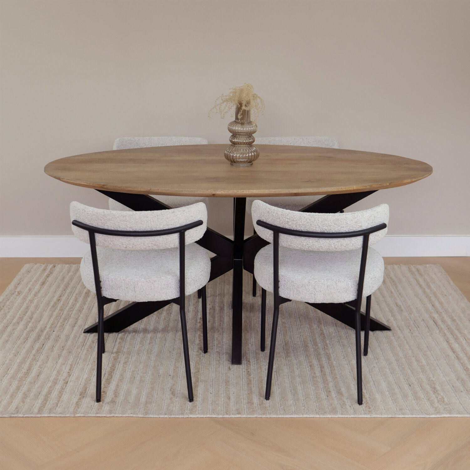 Ovale eettafel op homeliving