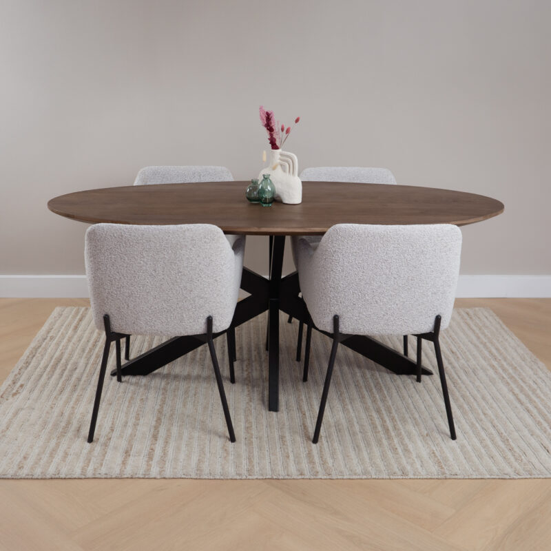 Bruine ovale eettafel op homeliving