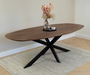 ovale-eettafel-bruin Homeliving.nl