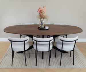 ovale-eettafel-bruin met witte stoelen Homeliving.nl