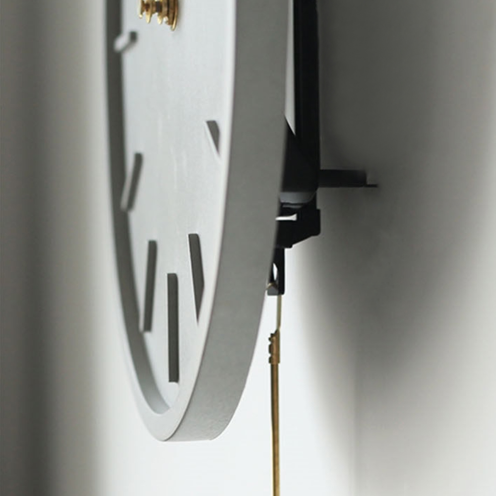 Wandklok met slinger achterkant bij homeliving