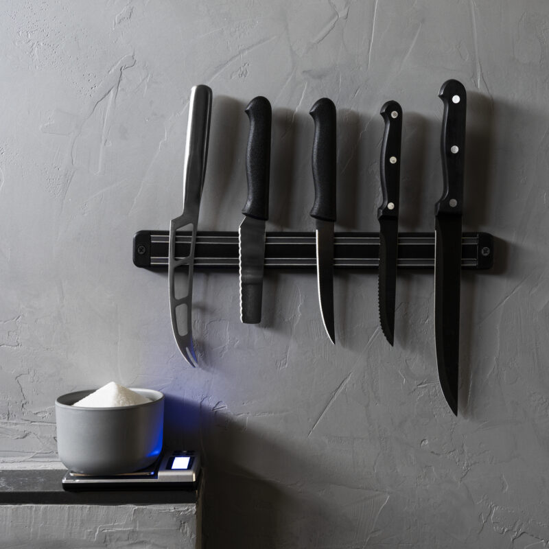 Zwarte magnetische messenhouder bij homeliving