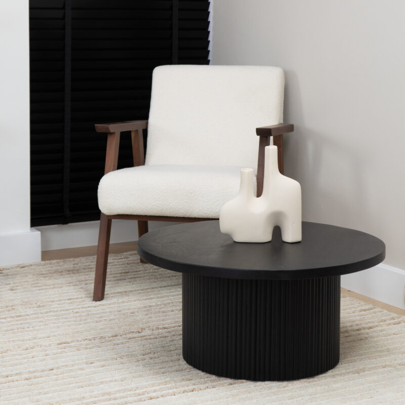 zwarte ronde salontafel op homeliving