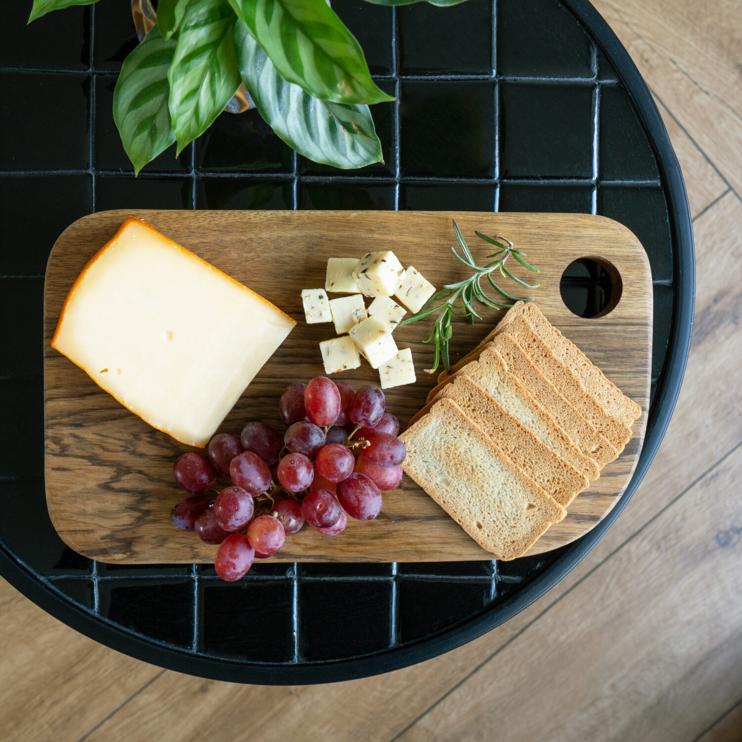 Donker houten snijplank bij homeliving