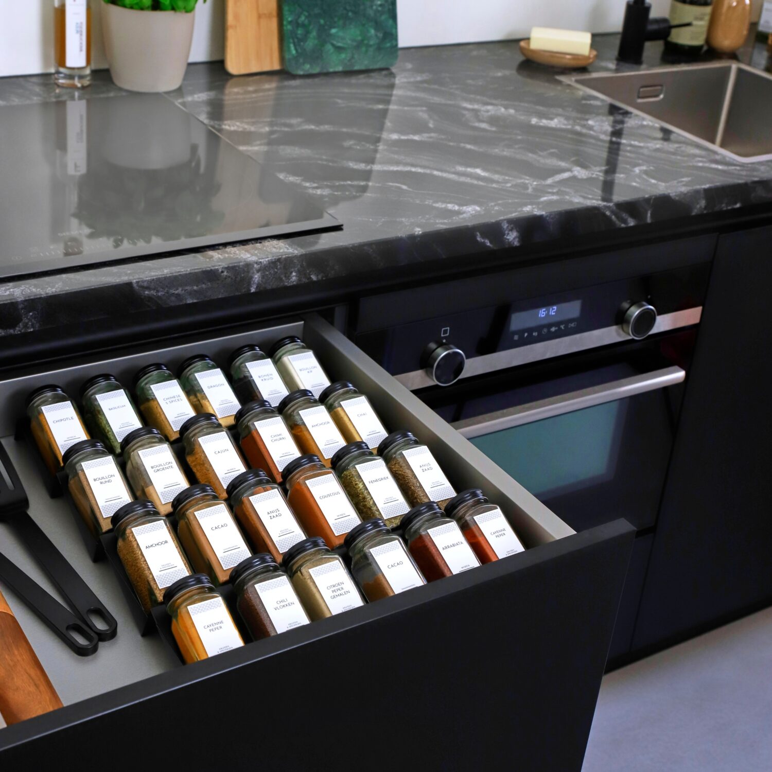 Zwarte kruidenrek bij homeliving