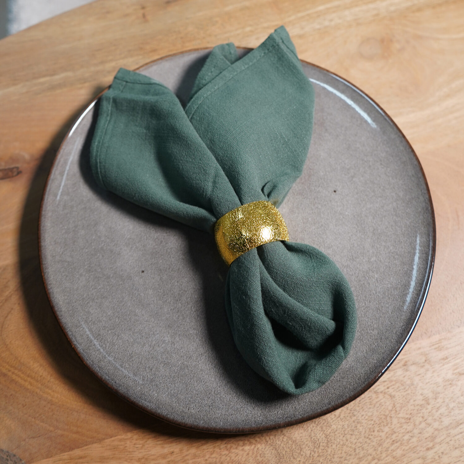 Donkergroene servethouder bij homeliving