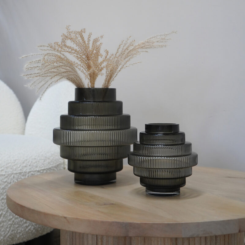 Zwarte glazen vazen bij homeliving
