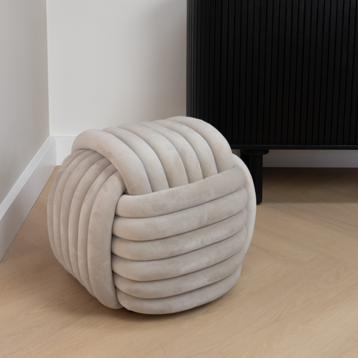 Lichtgrijze poef bij homeliving