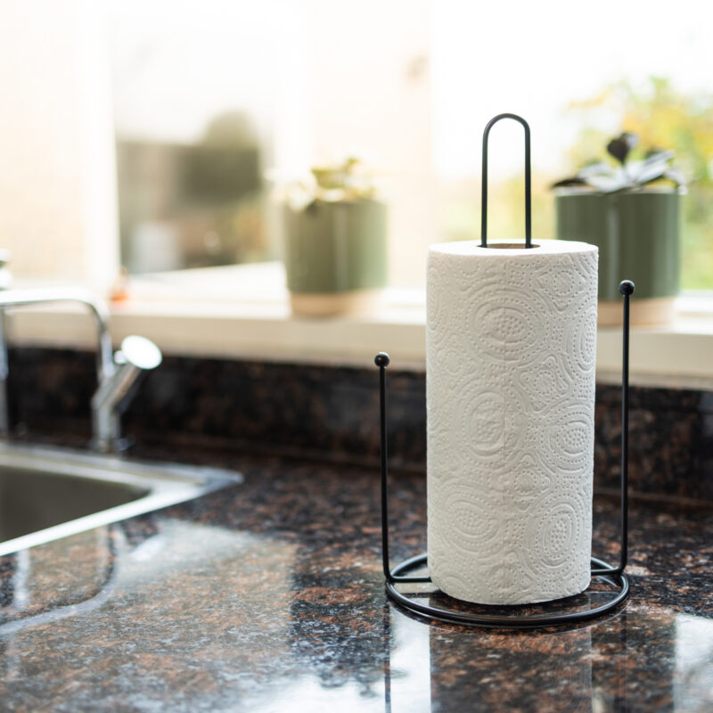 Zwart metaal keukenrolhouder bij homeliving