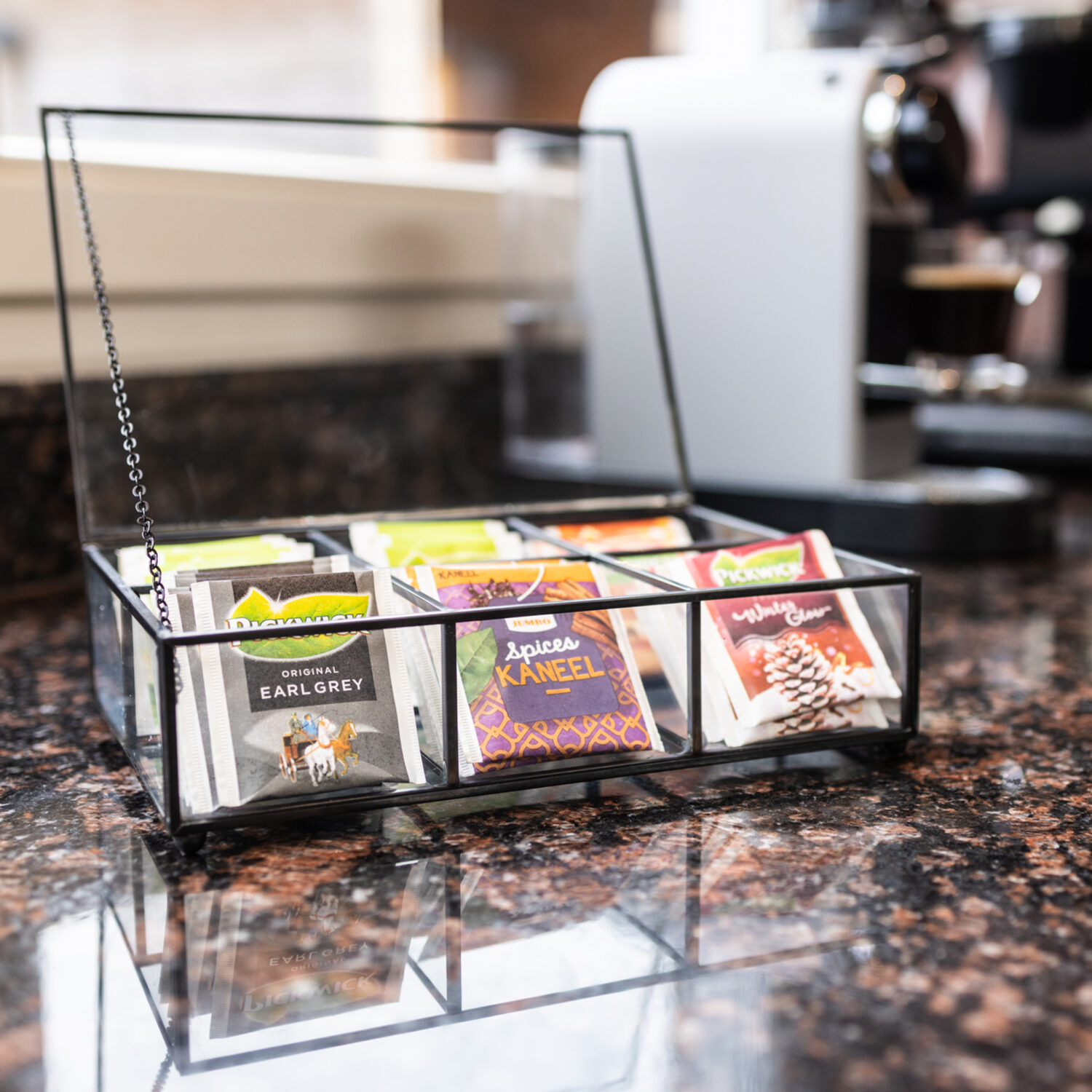 Zwarte glazen theedoos bij homeliving