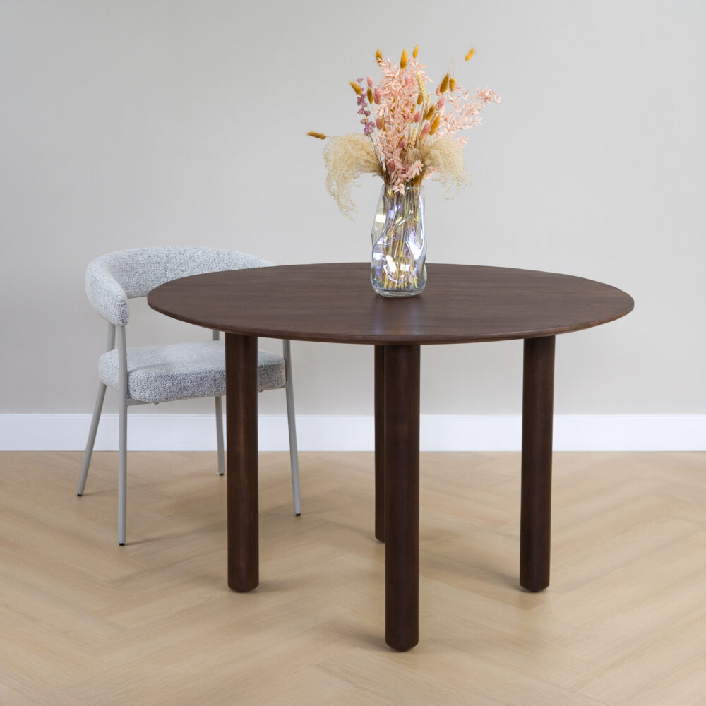 ronde eettafel in walnoot bruin, ronde eettafel, ronde houten eettafel, walnoot bruine eettafel, tafel, eettafel Lian, eettafel rond, eettafel, ronde mangohouten eettafel,