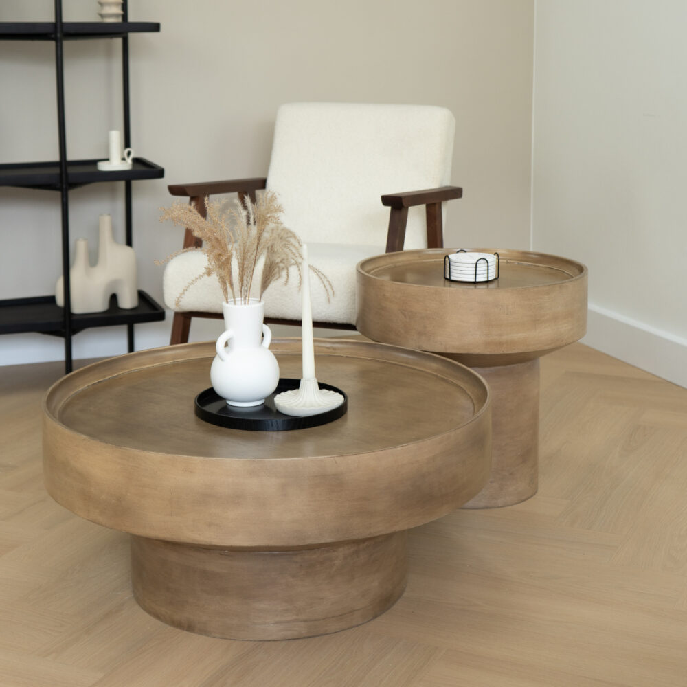Set van 2 ronde salontafels van mat bruin mangohout met metalen poten. Stijlvol, duurzaam en handgemaakt. ✓ Gratis verzending & retour bij HomeLiving.nl.