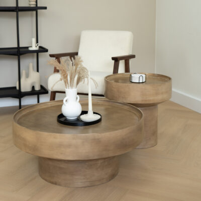 Set van 2 ronde salontafels van mat bruin mangohout met metalen poten. Stijlvol, duurzaam en handgemaakt. ✓ Gratis verzending & retour bij HomeLiving.nl.
