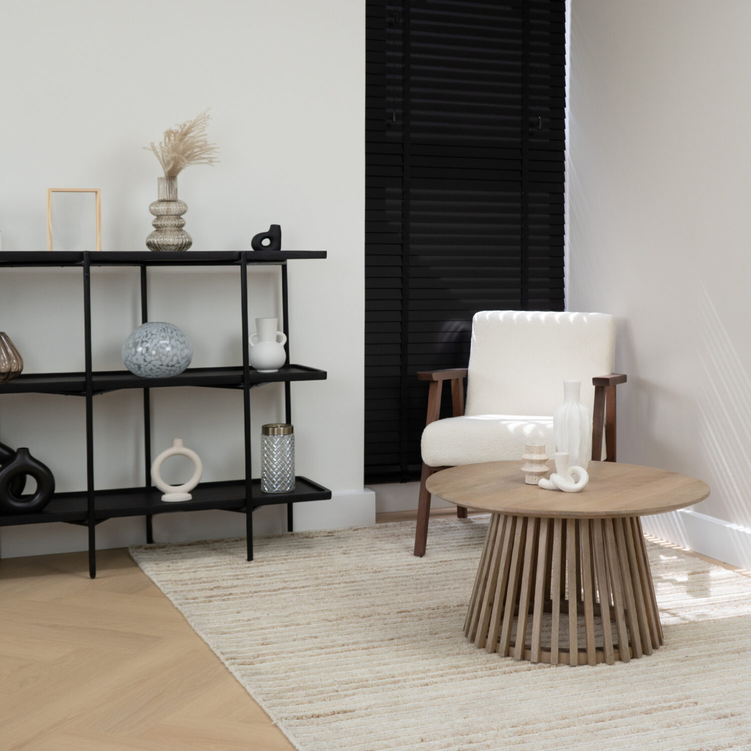 Zwarte wandkast bij homeliving