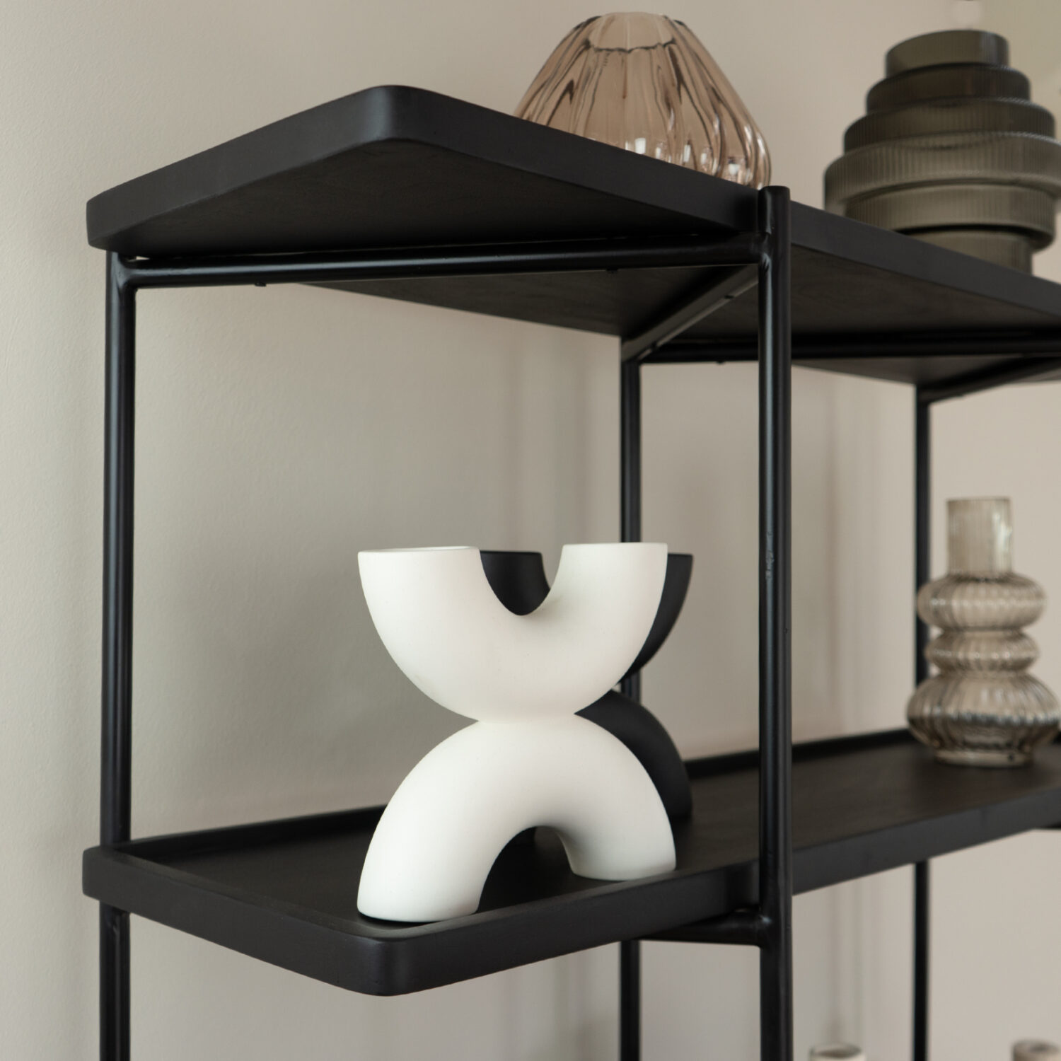 Zwarte wandkast bij homeliving