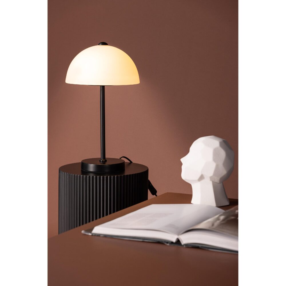 Scandinavische tafellamp met witte glazen kap afbeelding 6