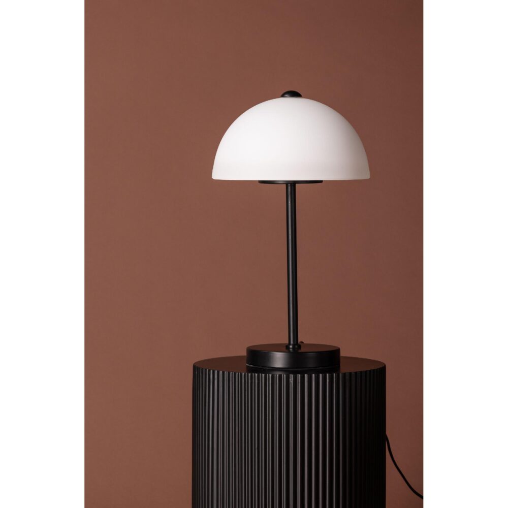 Scandinavische tafellamp met witte glazen kap afbeelding 9