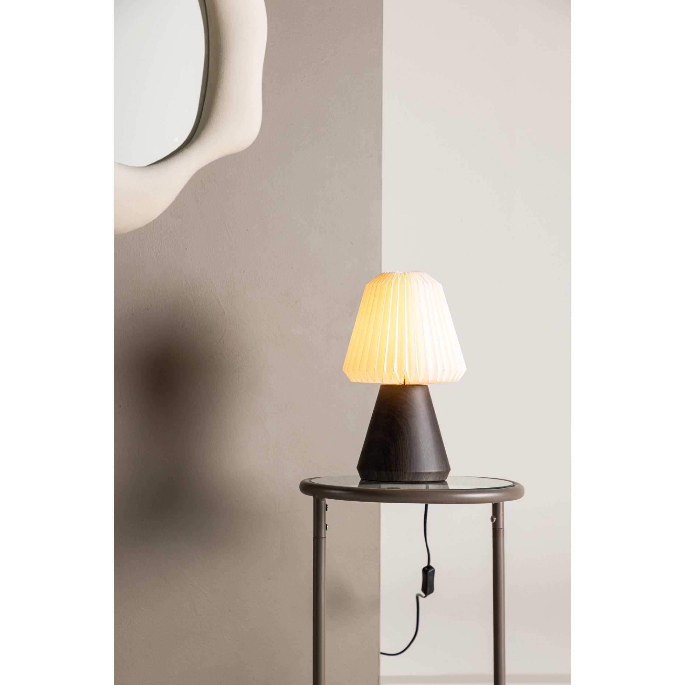 walnoot tafellamp met plissé kap afbeelding 3