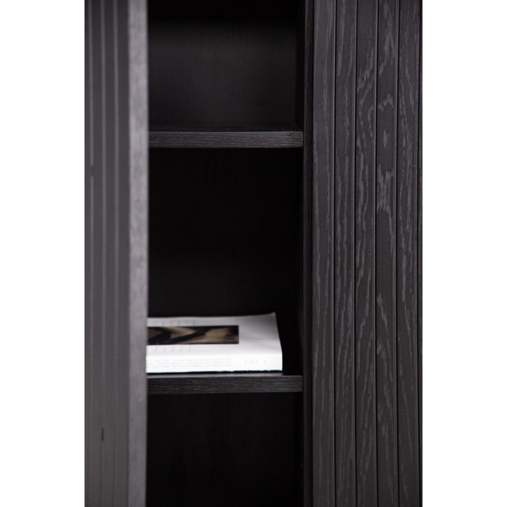 zwarte hoge wandkast met geribbelde deuren afbeelding 11