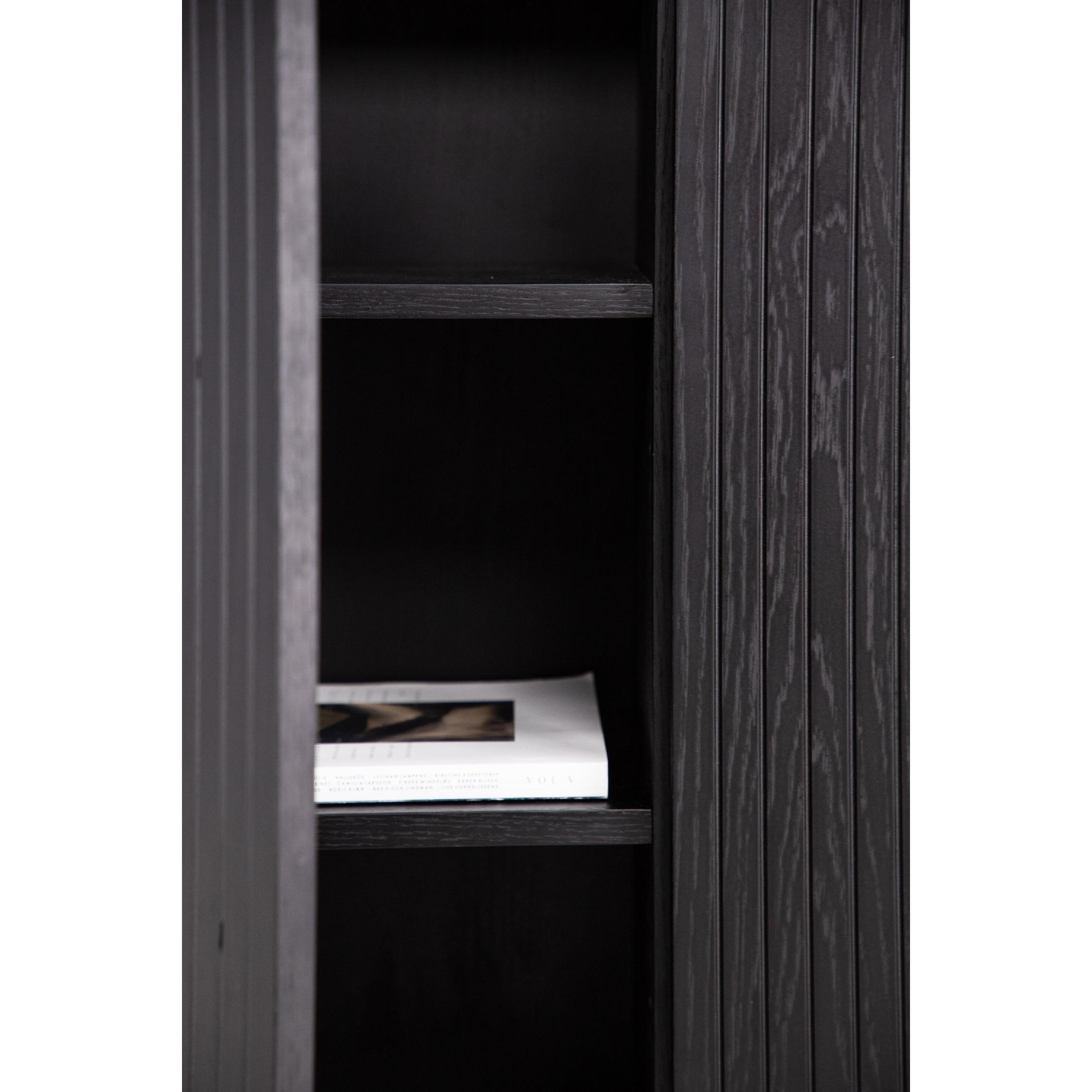 zwarte hoge wandkast met geribbelde deuren afbeelding 11