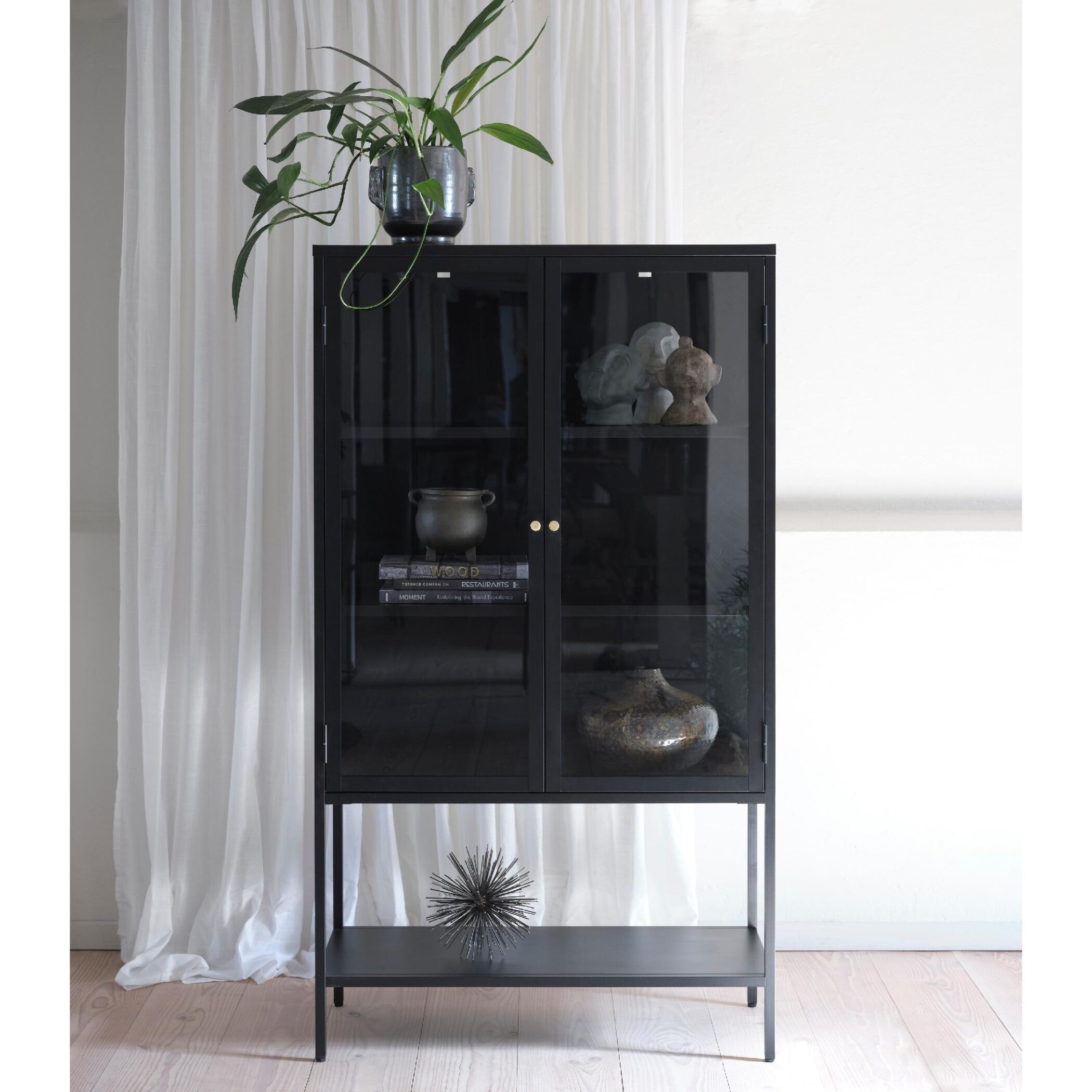 witte metalen vitrinekast Maja met glazen deuren afbeelding 7