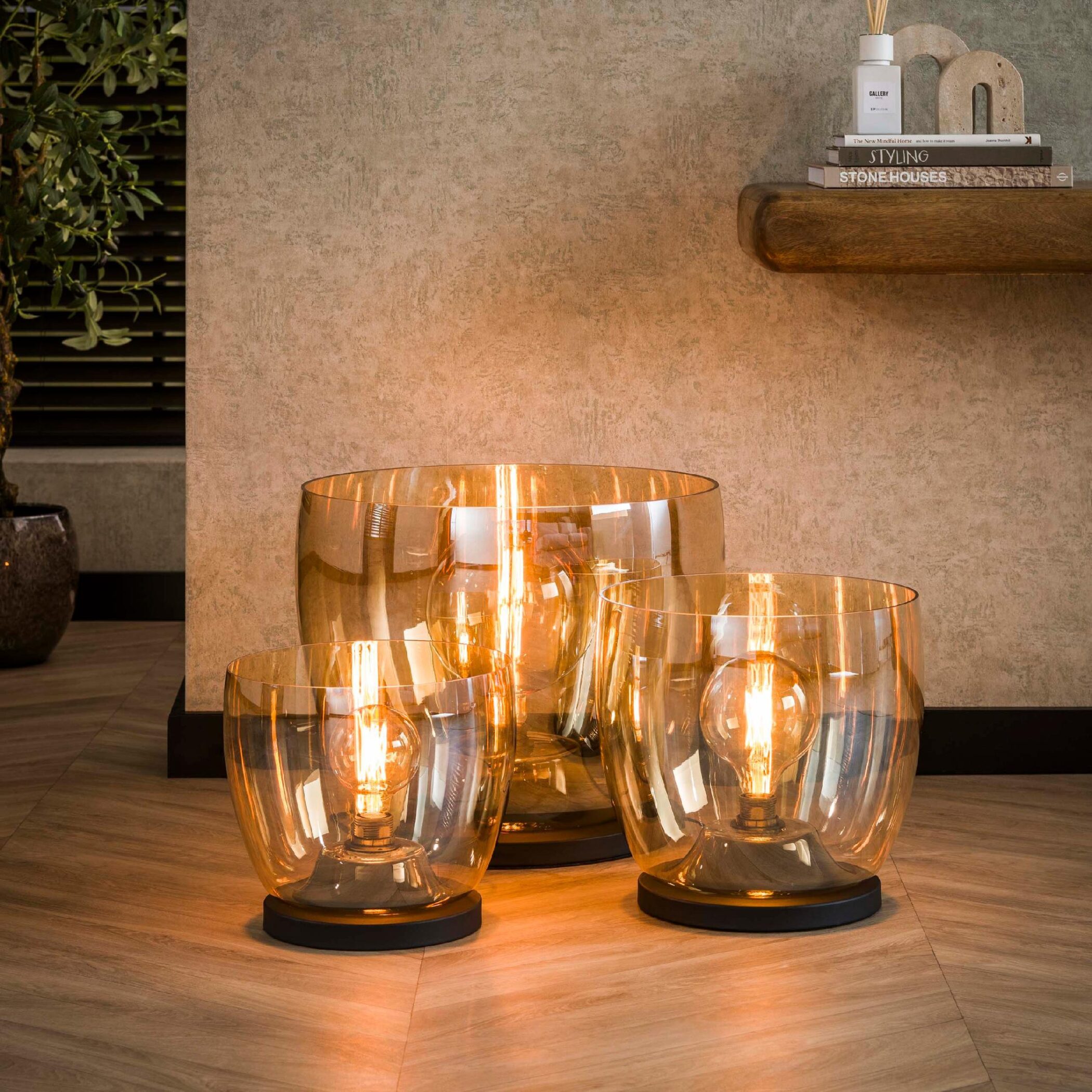 amber glazen vloerlamp Davin afbeelding 3