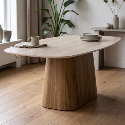 Licht houten eettafel met organisch tafelblad en massief houten onderstel in een warme moderne eetkamer