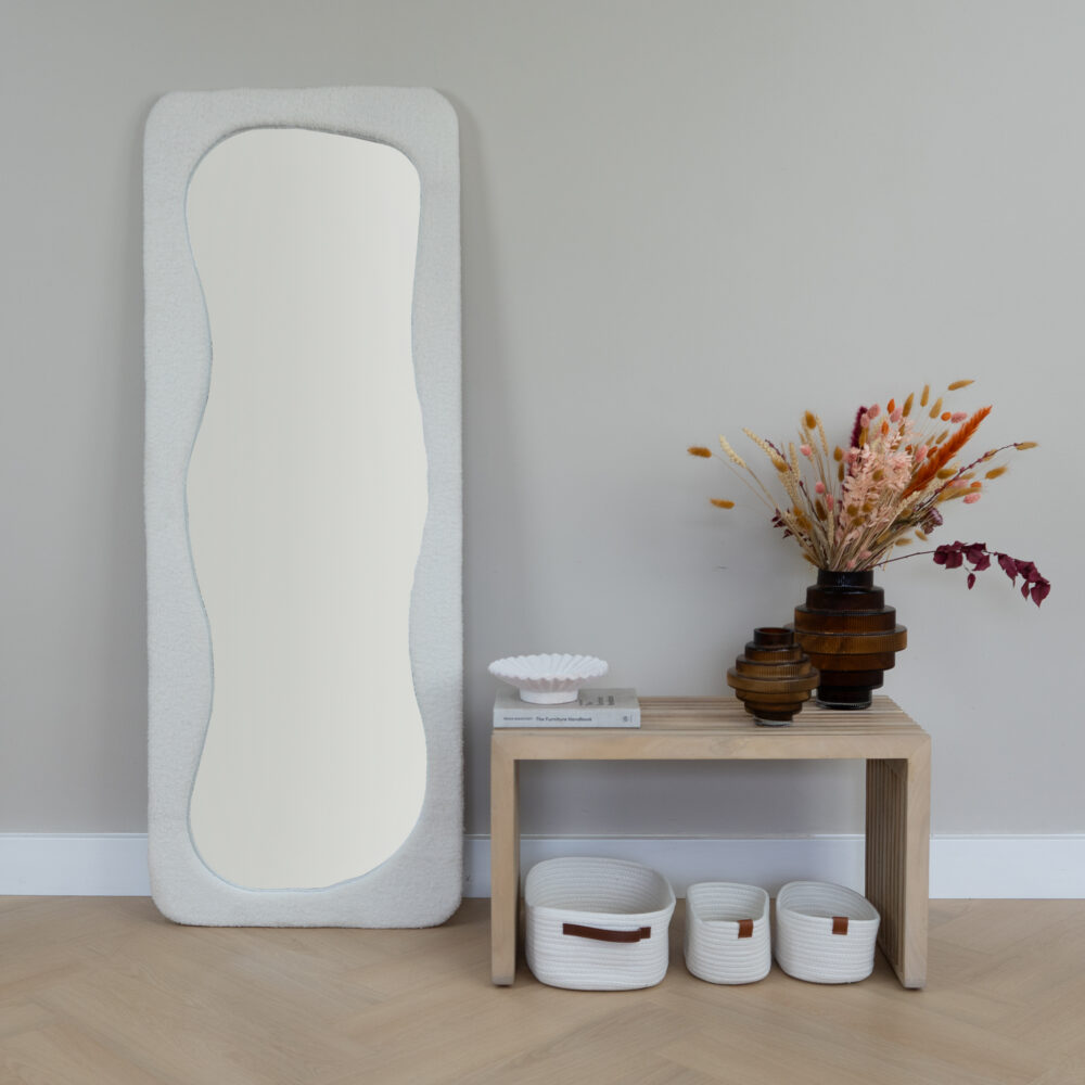 Vrijstaande spiegel, witte teddy spiegel, spiegel, witte teddy golvende, decoratieve woondecoratie, passpiegel, QUVIO staande spiegel, staande spiegel, spiegel, grote staande spiegel,