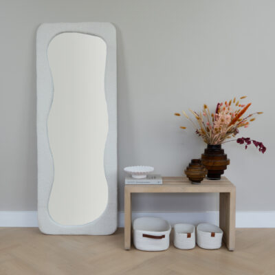 Vrijstaande spiegel, witte teddy spiegel, spiegel, witte teddy golvende, decoratieve woondecoratie, passpiegel, QUVIO staande spiegel, staande spiegel, spiegel, grote staande spiegel,