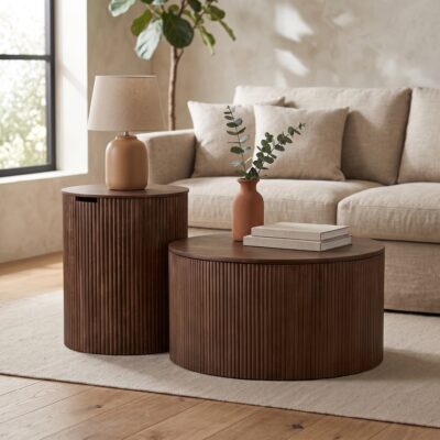 Donkerbruine salontafelset met verticale lattenstructuur, tafellamp, vaas en boeken voor een beige bank