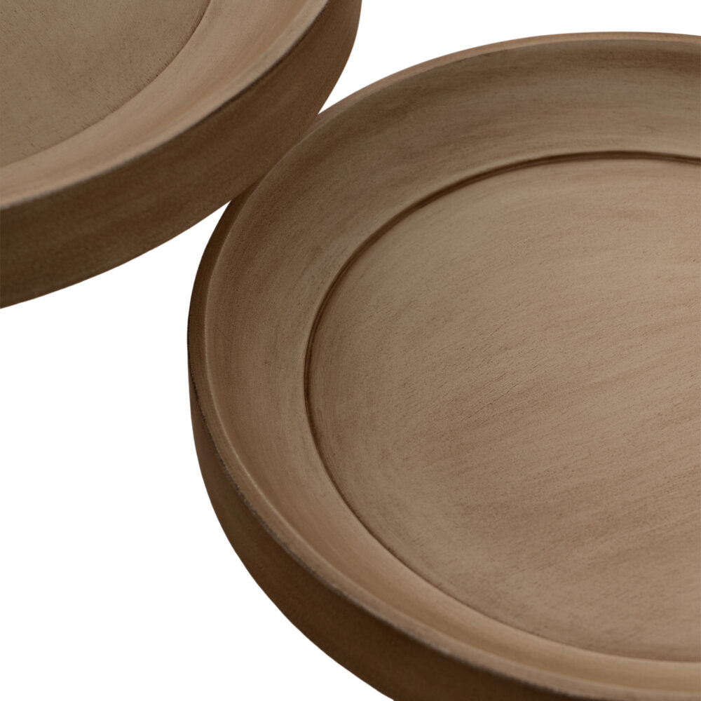 Compacte ronde bijzettafel mangohout naast de bank