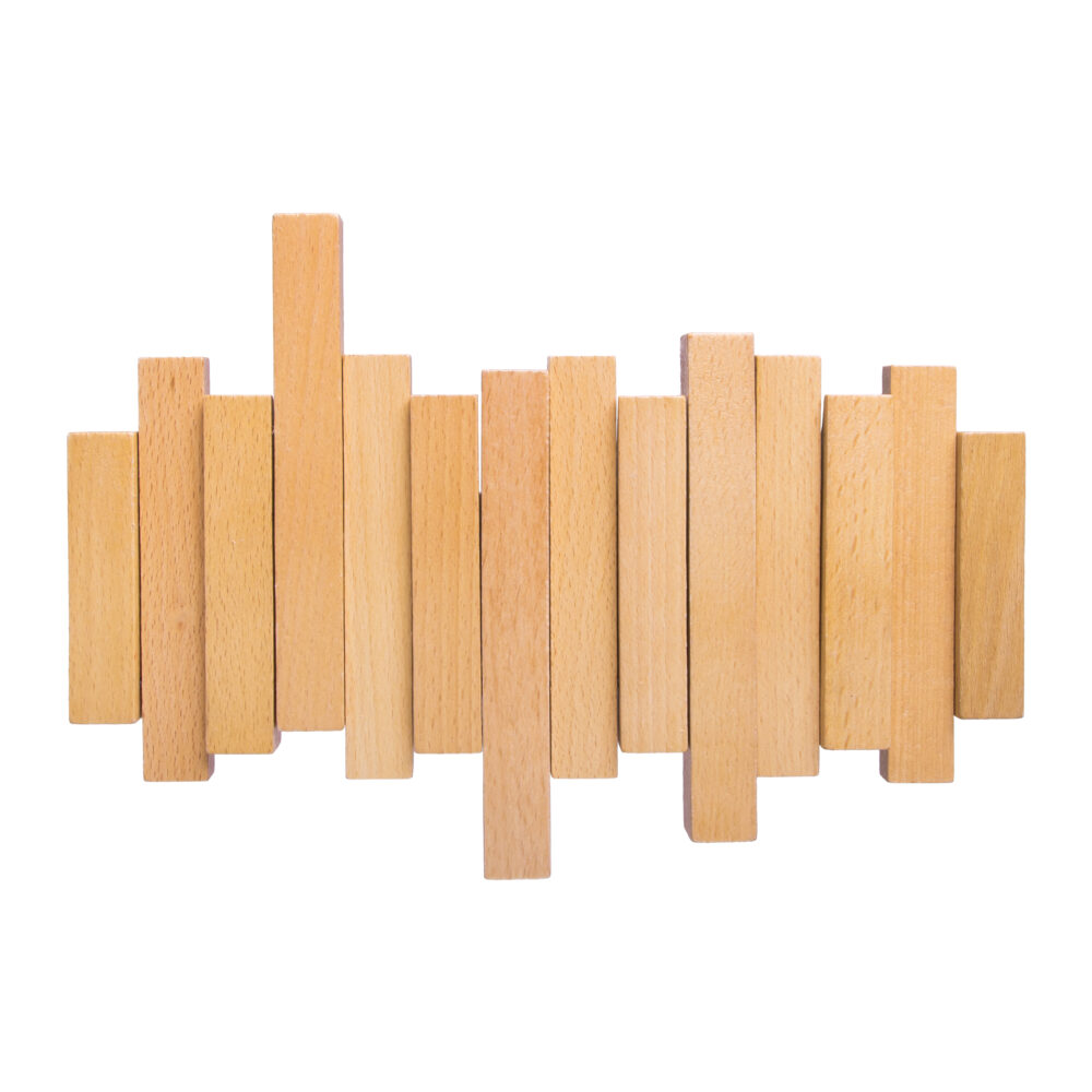 Combineer praktisch ophangen met een decoratieve houten wandkapstok De QUVIO Piano is een houten wandkapstok in een naturel kleur met vier haken voor het ophangen van jassen en andere items. Het speelse ontwerp bestaat uit houten delen met verschillende lengtes en geeft deze kapstok voor aan de muur een herkenbare uitstraling. Dankzij het wandmodel neemt de wandkapstok geen vloerruimte in en heb je toch vier plekken om spullen op te hangen. Specificaties Merk: QUVIO Materiaal: Hout Kleur: Naturel Vorm: Rechthoekig Aantal haken: 4 Geschikt voor: Aan de muur Afmetingen: 28x3,3x19,5 cm Gewicht: 500 gram Houten kapstok met natuurlijke uitstraling De Piano wandkapstok is gemaakt van hout en uitgevoerd in een naturel kleur. Daardoor blijft de uitstraling van het materiaal centraal staan. De verschillende houten elementen vormen samen een speels lijnenspel, waardoor de kapstok niet alleen praktisch is, maar ook zichtbaar onderdeel wordt van de wand. Vier haken voor dagelijks gebruik Deze muurkapstok beschikt over vier haken waarop je meerdere items een eigen plek kunt geven. Daarmee is het model praktisch voor bijvoorbeeld de hal, slaapkamer of een andere ruimte waar je spullen aan de muur wilt ophangen. Doordat de kapstok aan de wand wordt bevestigd, blijft de ruimte op de vloer vrij. Een opvallende kapstok voor aan de muur De combinatie van naturel hout en houten delen op verschillende hoogtes geeft de QUVIO Piano zijn kenmerkende vorm. Met een formaat van 28x3,3x19,5 cm blijft het ontwerp compact aan de muur, terwijl de vier kapstokhaken praktische ophangruimte toevoegen. Zo combineert de wandkapstok een functionele indeling met een decoratieve uitstraling.