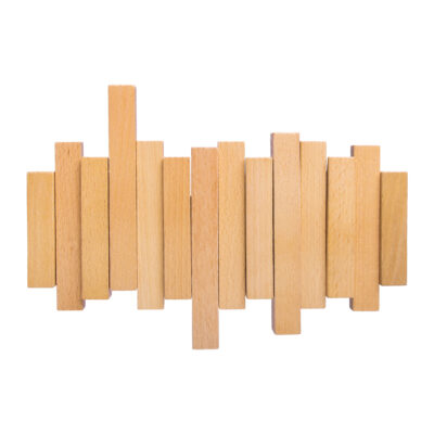 Combineer praktisch ophangen met een decoratieve houten wandkapstok De QUVIO Piano is een houten wandkapstok in een naturel kleur met vier haken voor het ophangen van jassen en andere items. Het speelse ontwerp bestaat uit houten delen met verschillende lengtes en geeft deze kapstok voor aan de muur een herkenbare uitstraling. Dankzij het wandmodel neemt de wandkapstok geen vloerruimte in en heb je toch vier plekken om spullen op te hangen. Specificaties Merk: QUVIO Materiaal: Hout Kleur: Naturel Vorm: Rechthoekig Aantal haken: 4 Geschikt voor: Aan de muur Afmetingen: 28x3,3x19,5 cm Gewicht: 500 gram Houten kapstok met natuurlijke uitstraling De Piano wandkapstok is gemaakt van hout en uitgevoerd in een naturel kleur. Daardoor blijft de uitstraling van het materiaal centraal staan. De verschillende houten elementen vormen samen een speels lijnenspel, waardoor de kapstok niet alleen praktisch is, maar ook zichtbaar onderdeel wordt van de wand. Vier haken voor dagelijks gebruik Deze muurkapstok beschikt over vier haken waarop je meerdere items een eigen plek kunt geven. Daarmee is het model praktisch voor bijvoorbeeld de hal, slaapkamer of een andere ruimte waar je spullen aan de muur wilt ophangen. Doordat de kapstok aan de wand wordt bevestigd, blijft de ruimte op de vloer vrij. Een opvallende kapstok voor aan de muur De combinatie van naturel hout en houten delen op verschillende hoogtes geeft de QUVIO Piano zijn kenmerkende vorm. Met een formaat van 28x3,3x19,5 cm blijft het ontwerp compact aan de muur, terwijl de vier kapstokhaken praktische ophangruimte toevoegen. Zo combineert de wandkapstok een functionele indeling met een decoratieve uitstraling.