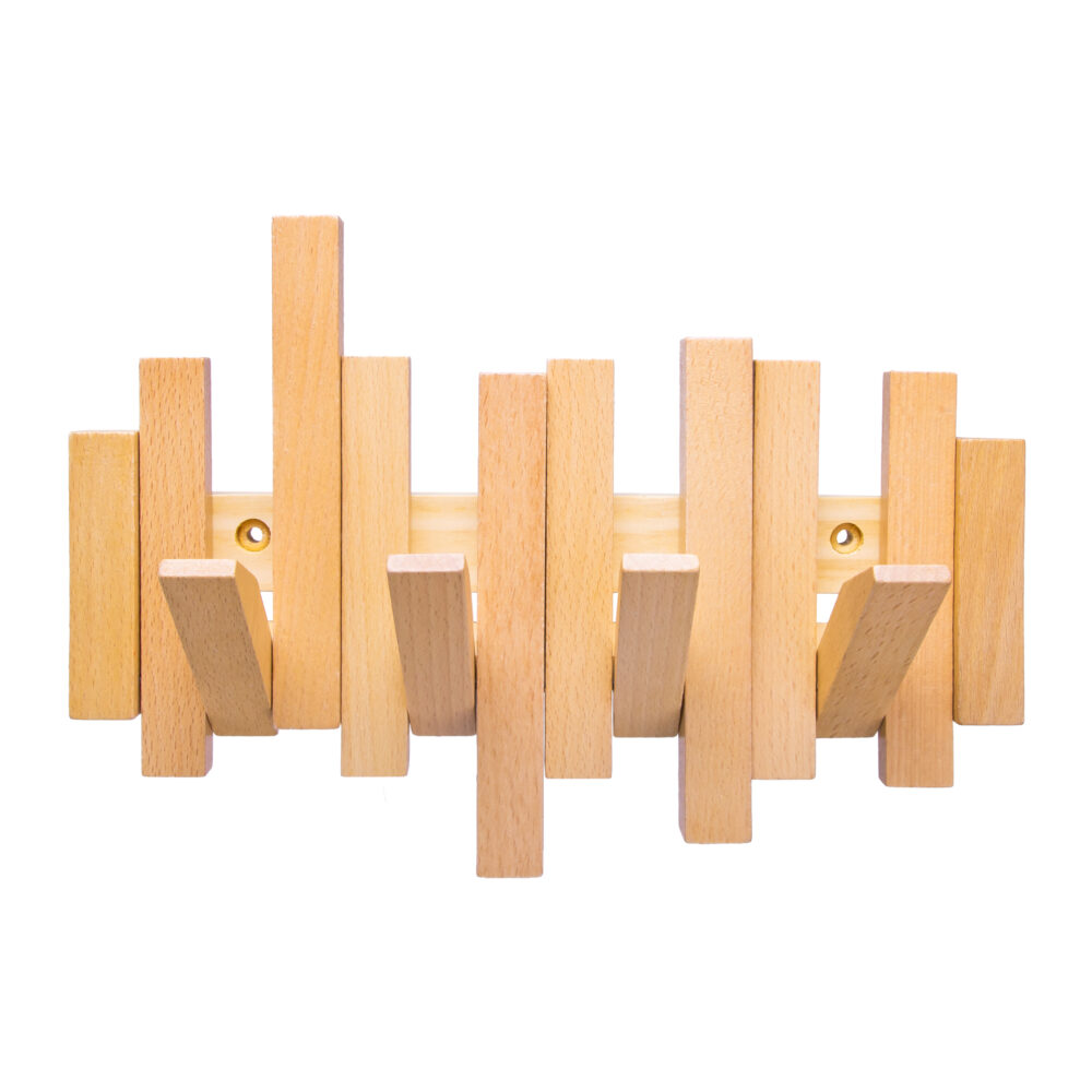 Combineer praktisch ophangen met een decoratieve houten wandkapstok De QUVIO Piano is een houten wandkapstok in een naturel kleur met vier haken voor het ophangen van jassen en andere items. Het speelse ontwerp bestaat uit houten delen met verschillende lengtes en geeft deze kapstok voor aan de muur een herkenbare uitstraling. Dankzij het wandmodel neemt de wandkapstok geen vloerruimte in en heb je toch vier plekken om spullen op te hangen. Specificaties Merk: QUVIO Materiaal: Hout Kleur: Naturel Vorm: Rechthoekig Aantal haken: 4 Geschikt voor: Aan de muur Afmetingen: 28x3,3x19,5 cm Gewicht: 500 gram Houten kapstok met natuurlijke uitstraling De Piano wandkapstok is gemaakt van hout en uitgevoerd in een naturel kleur. Daardoor blijft de uitstraling van het materiaal centraal staan. De verschillende houten elementen vormen samen een speels lijnenspel, waardoor de kapstok niet alleen praktisch is, maar ook zichtbaar onderdeel wordt van de wand. Vier haken voor dagelijks gebruik Deze muurkapstok beschikt over vier haken waarop je meerdere items een eigen plek kunt geven. Daarmee is het model praktisch voor bijvoorbeeld de hal, slaapkamer of een andere ruimte waar je spullen aan de muur wilt ophangen. Doordat de kapstok aan de wand wordt bevestigd, blijft de ruimte op de vloer vrij. Een opvallende kapstok voor aan de muur De combinatie van naturel hout en houten delen op verschillende hoogtes geeft de QUVIO Piano zijn kenmerkende vorm. Met een formaat van 28x3,3x19,5 cm blijft het ontwerp compact aan de muur, terwijl de vier kapstokhaken praktische ophangruimte toevoegen. Zo combineert de wandkapstok een functionele indeling met een decoratieve uitstraling.