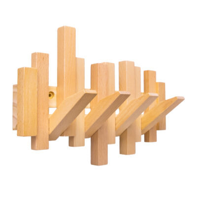 Combineer praktisch ophangen met een decoratieve houten wandkapstok De QUVIO Piano is een houten wandkapstok in een naturel kleur met vier haken voor het ophangen van jassen en andere items. Het speelse ontwerp bestaat uit houten delen met verschillende lengtes en geeft deze kapstok voor aan de muur een herkenbare uitstraling. Dankzij het wandmodel neemt de wandkapstok geen vloerruimte in en heb je toch vier plekken om spullen op te hangen. Specificaties Merk: QUVIO Materiaal: Hout Kleur: Naturel Vorm: Rechthoekig Aantal haken: 4 Geschikt voor: Aan de muur Afmetingen: 28x3,3x19,5 cm Gewicht: 500 gram Houten kapstok met natuurlijke uitstraling De Piano wandkapstok is gemaakt van hout en uitgevoerd in een naturel kleur. Daardoor blijft de uitstraling van het materiaal centraal staan. De verschillende houten elementen vormen samen een speels lijnenspel, waardoor de kapstok niet alleen praktisch is, maar ook zichtbaar onderdeel wordt van de wand. Vier haken voor dagelijks gebruik Deze muurkapstok beschikt over vier haken waarop je meerdere items een eigen plek kunt geven. Daarmee is het model praktisch voor bijvoorbeeld de hal, slaapkamer of een andere ruimte waar je spullen aan de muur wilt ophangen. Doordat de kapstok aan de wand wordt bevestigd, blijft de ruimte op de vloer vrij. Een opvallende kapstok voor aan de muur De combinatie van naturel hout en houten delen op verschillende hoogtes geeft de QUVIO Piano zijn kenmerkende vorm. Met een formaat van 28x3,3x19,5 cm blijft het ontwerp compact aan de muur, terwijl de vier kapstokhaken praktische ophangruimte toevoegen. Zo combineert de wandkapstok een functionele indeling met een decoratieve uitstraling.