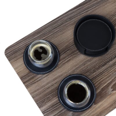 Leren onderzetters op het QUVIO Bijzettafeltje