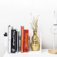 Wit steuntje voor boeken en pennen