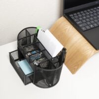 Bureau spullen opbergen in een zwart bakje