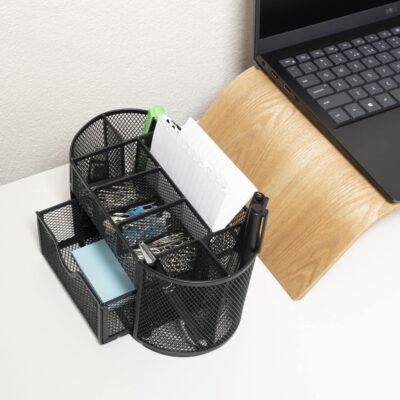 Bureau spullen opbergen in een zwart bakje