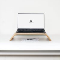 Lichtbruine standaard voor laptop of monitor