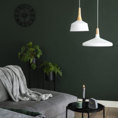 Witte lampen met houten accenten