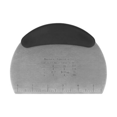 Maat indicatie schraper bij het bakken van taart