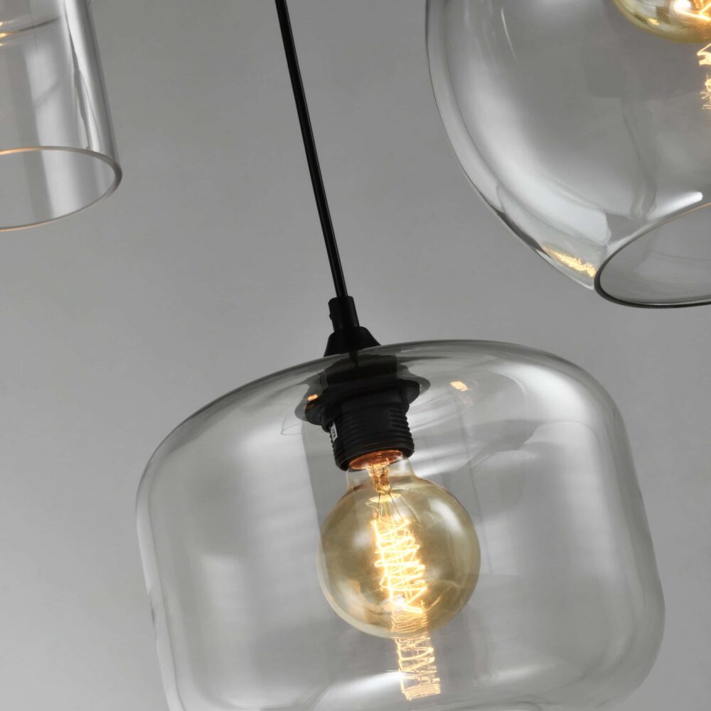 Meerdere hanglampen set in een retro moderne stijl