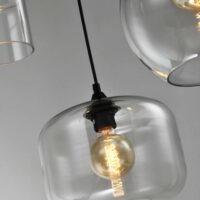 Meerdere hanglampen set in een retro moderne stijl