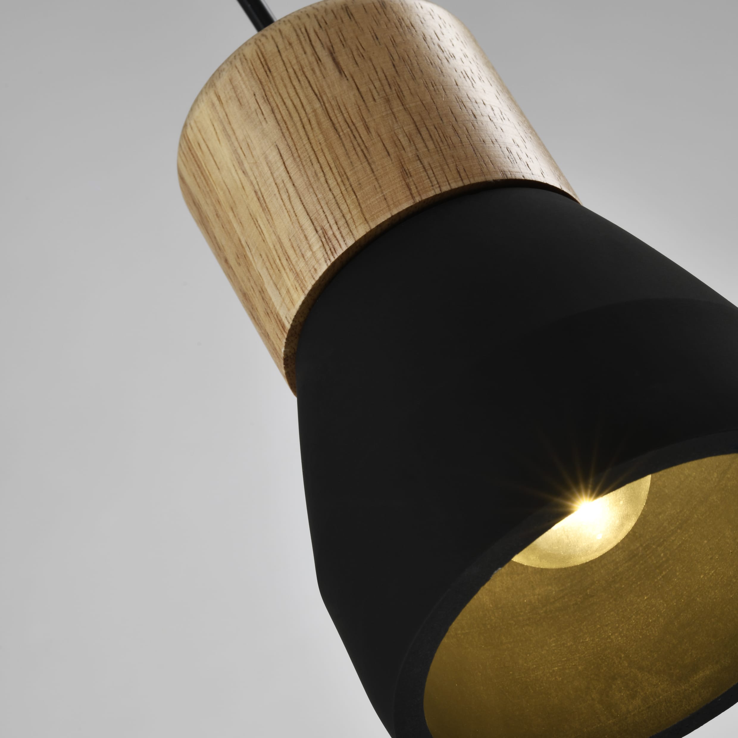 Betonnen lamp in het zwart met hout