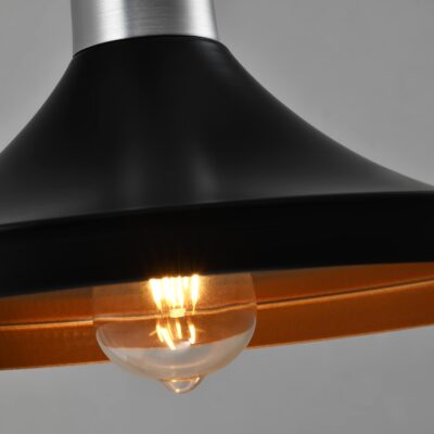 Moderne lampen met een zwarte kap en zilveren accenten