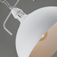 Witte lamp met grote kap