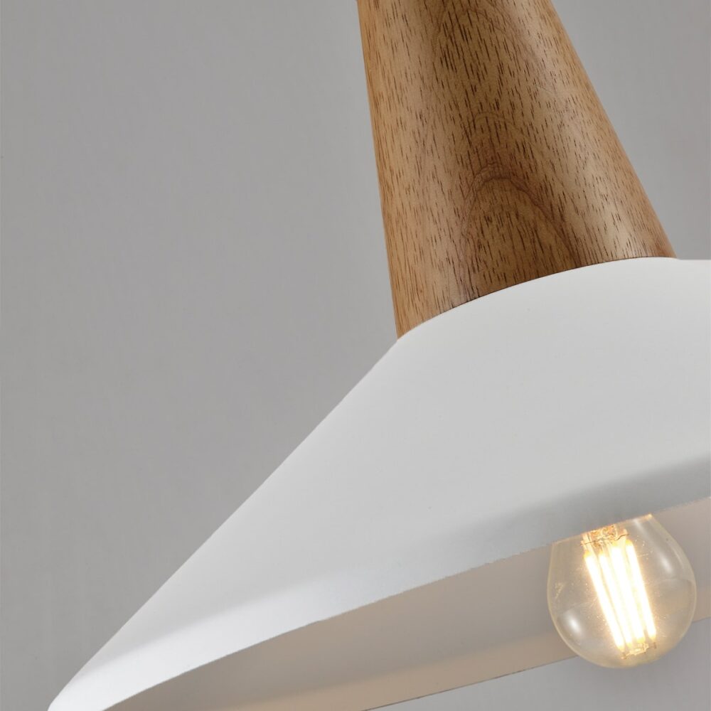 Witte lamp met hoedvormige kap