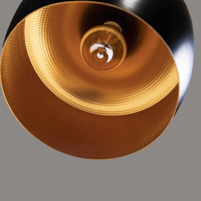 Rond zwarte verlichting met koper aan de binnenkant