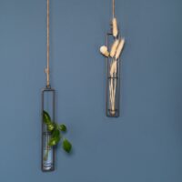 Stalen hangvaasjes met plantjes